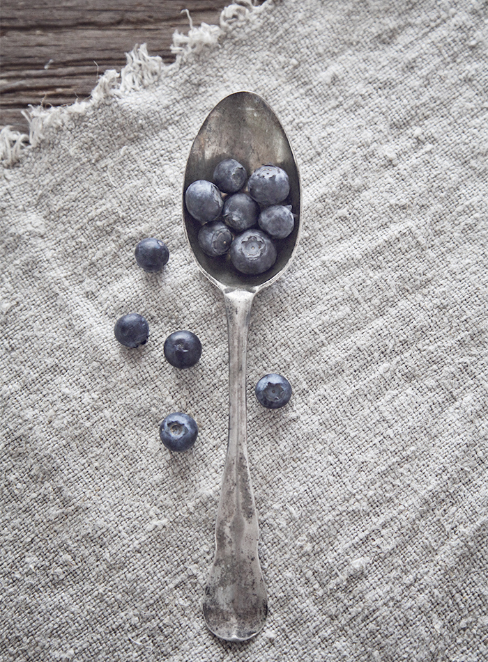 Linen, bluberries